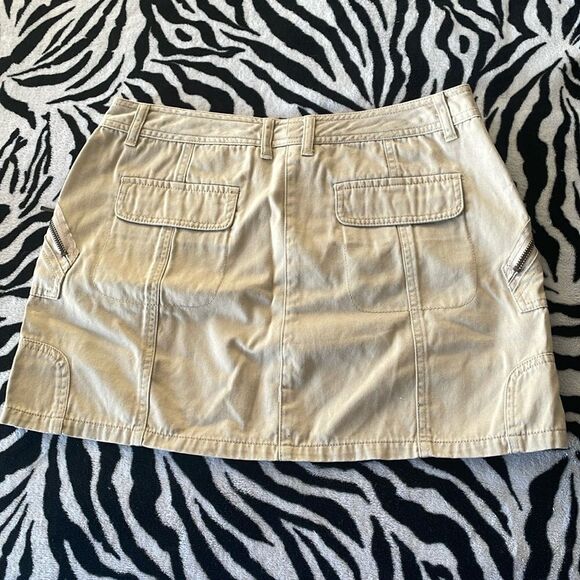 3/$15 🌻The limited shirt khaki beige mini skirt gold detail hardware size 10 - Picture 7 of 11